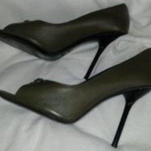 Gucci Green Leather Peep-Toe Pumps,